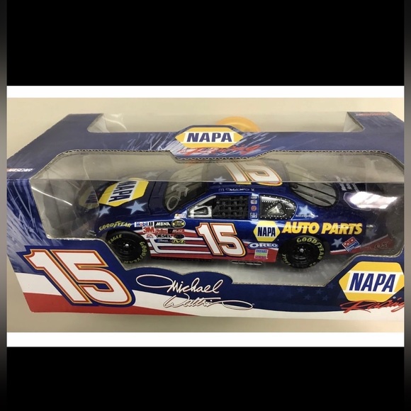 Autographed Michael Waltrip #15 - NAPA 1/24 Scale Limited Edition Stock Car. - Picture 6 of 9